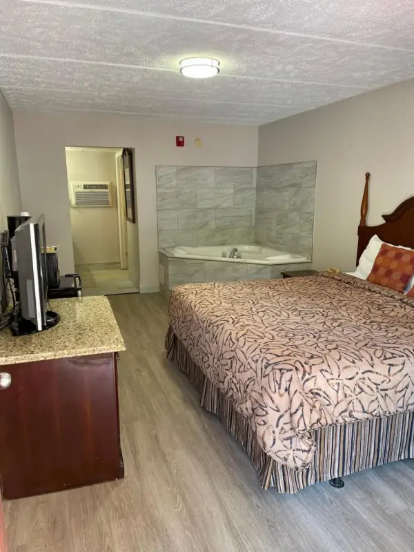 Pin Oak Parkway Inn 10