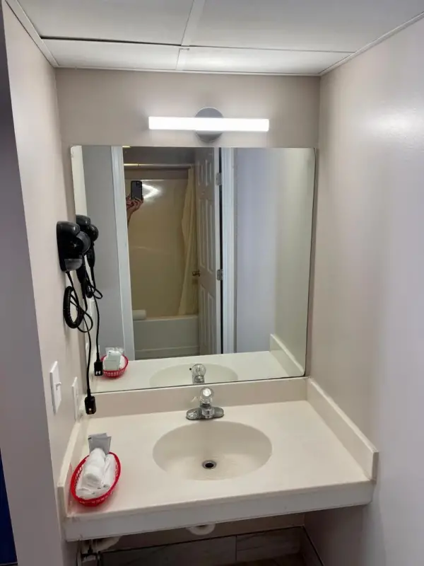 Pin Oak Parkway Inn 4