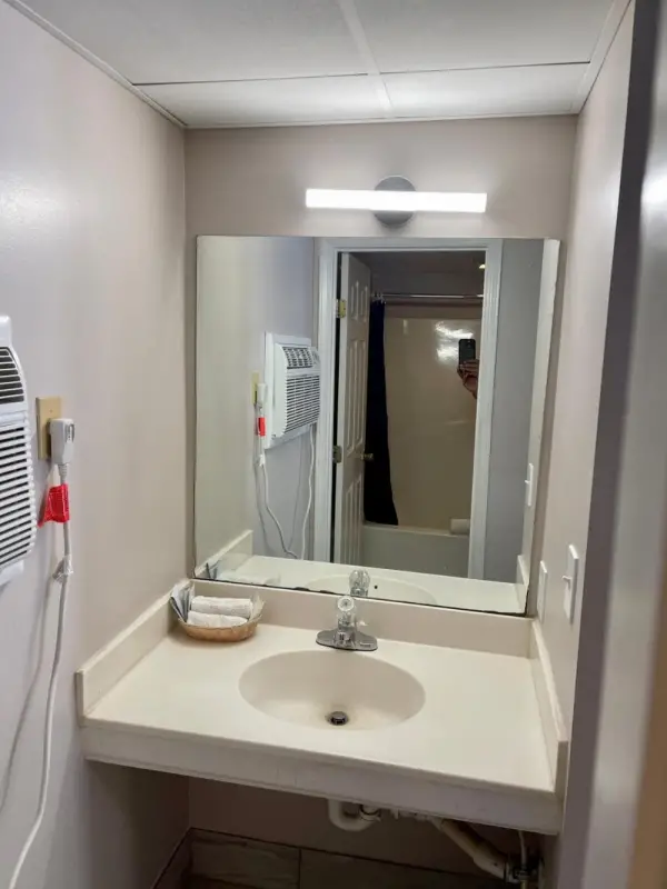 Pin Oak Parkway Inn 8