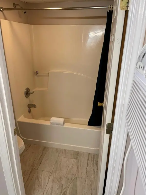 Pin Oak Parkway Inn 9